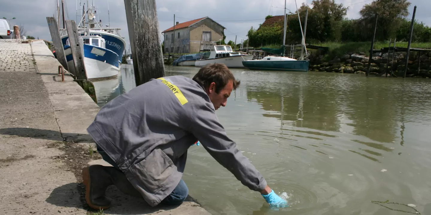 Prélèvement hydrologique dans le chenal ostréicole de La Tremblade