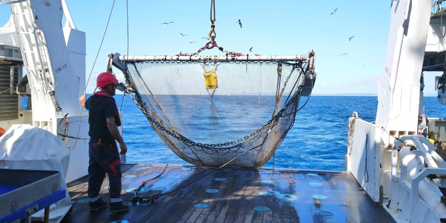 Mise à l'eau d'un chalut à perche dans le golfe du Lion depuis le navire océanographique L'Europe, lors de la campagne scientifique NOURMED 2019