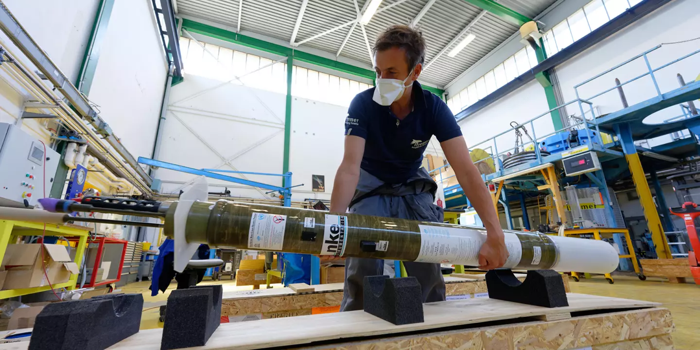 Noé Poffa, ingénieur instrumentation à l'Ifremer, manipule un profileur Argo Deep-Arvor