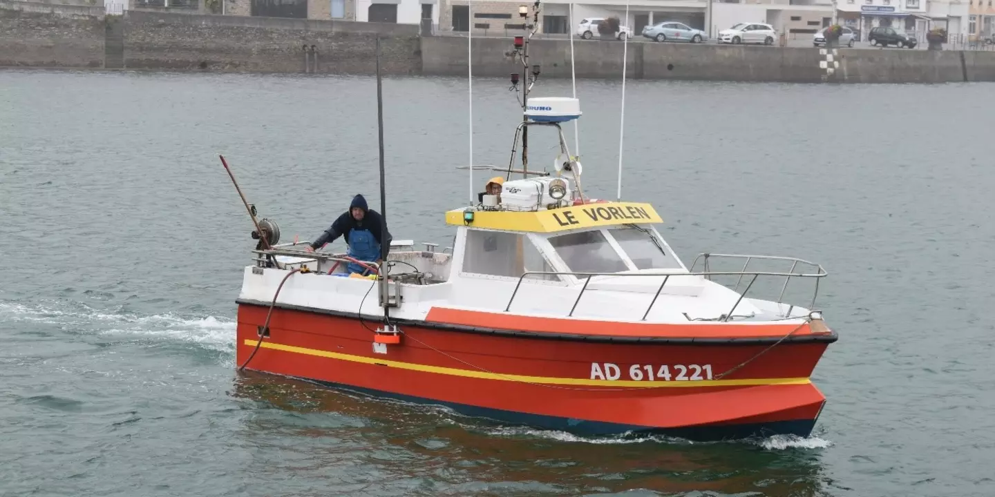 Sondeur acoustique scientifique portable sur le côté d’un bateau de pêche