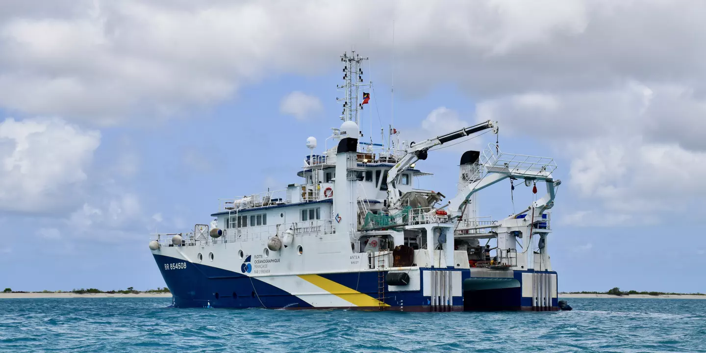 Bateau le long d'une île.