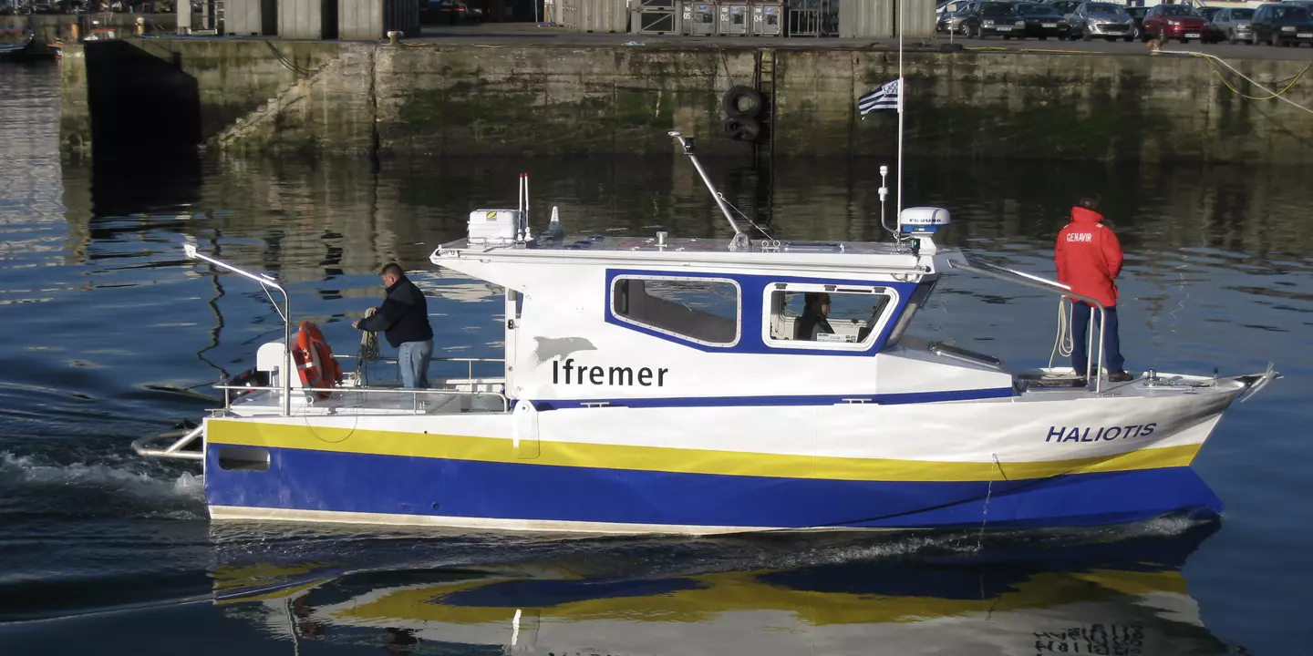 Bateau dans un port de commerce en train de manœuvrer.