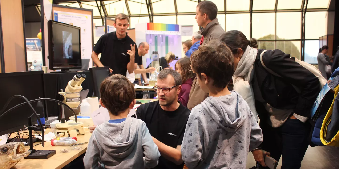 Animation sur un stand auprès d'enfants et de leurs parents.