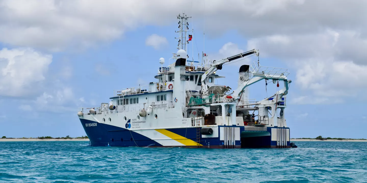 L'Antéa au mouillage à l'ouest de la barrière sableuse qui ferme la lagune de Codrington de l'île de Barbuda (mission CARESSE 2021)