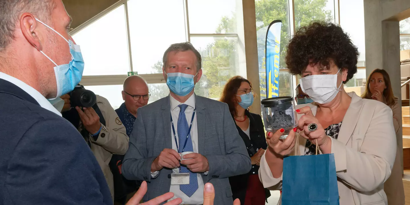 Remise d'une pierre prélevée sur le volcan sous-marin mahorais à la Ministre, Frédérique Vidal