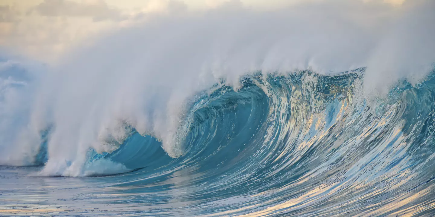 Vague mythique de Teahupoo à Tahiti