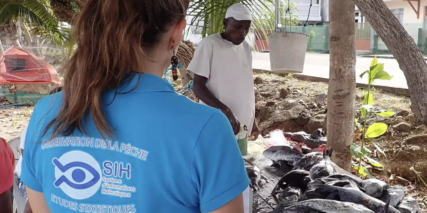 Une scientifique du système d’information halieutique (SIH) opéré par l’Ifremer rencontre des pêcheurs afin de récolter des données sur les espèces et les volumes qu’ils exploitent