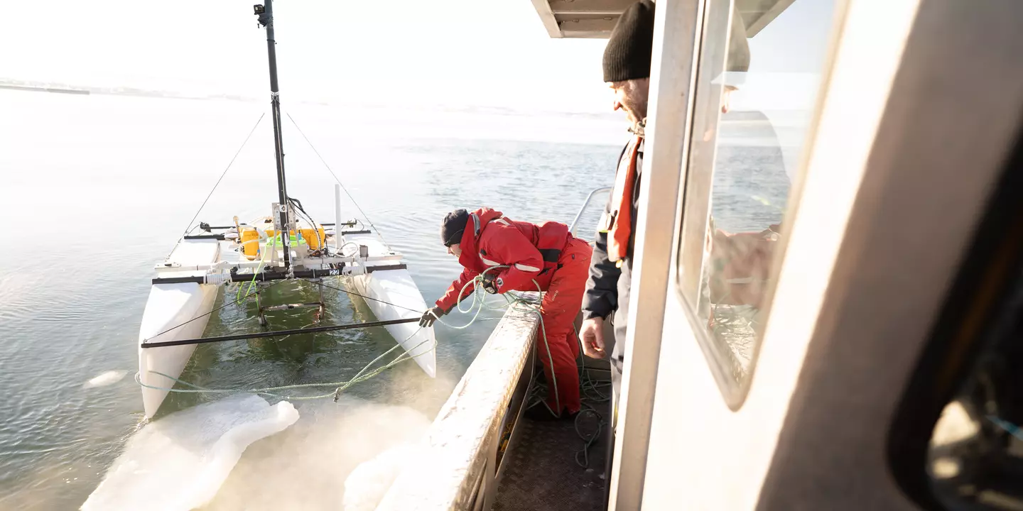 Récupération du catamaran autonome Flux Catacitor lors d'une campagne WAAXT en janvier 2023.