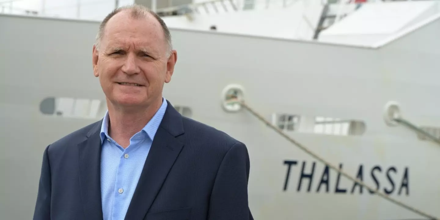 Portrait de Cyrille Le Bris devant le Thalassa, navire de la Flotte océanographique française