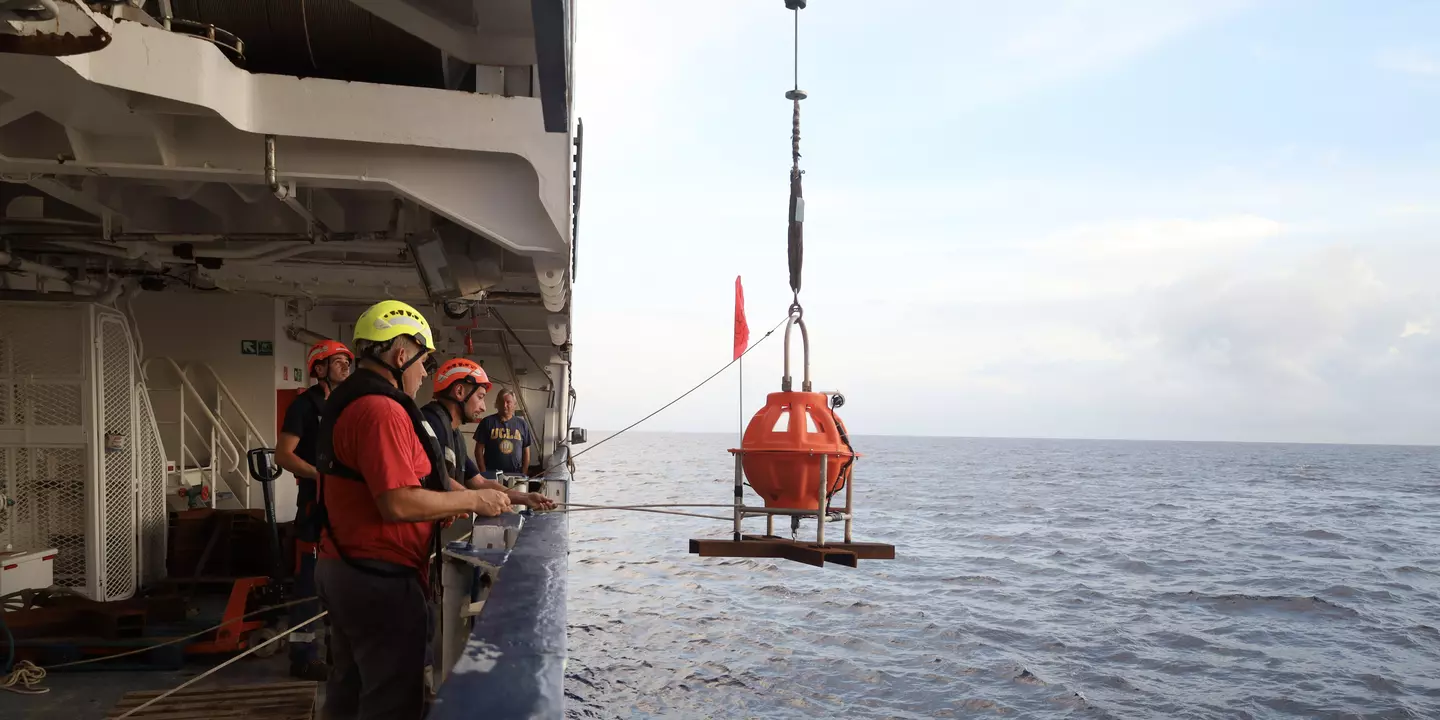 Des sismomètres de fond de mer ont été déployés le long des failles, dont certains resteront en place pour  enregistrer l’activité sismique de la zone au cours des prochains mois.