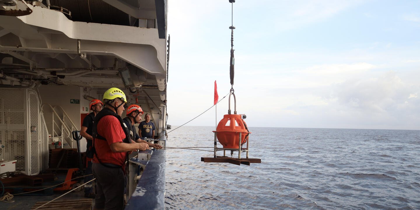 Des sismomètres de fond de mer ont été déployés le long des failles, dont certains resteront en place pour  enregistrer l’activité sismique de la zone au cours des prochains mois.