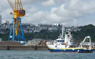 Le navire Thalia dans le zone du polder du port de Brest