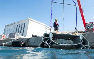 Mise à l’eau des blocs 3D en béton le long du quai scientifique de l’Ifremer