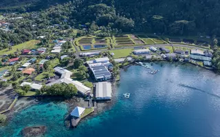 Vue aérienne de la plateforme située en bord de mer