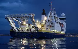 La poupe du Pourquoi pas ? vue de la mer de nuit