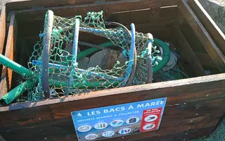 Bac a marée avec filet de pêche