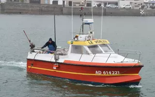 Sondeur acoustique scientifique portable sur le côté d’un bateau de pêche