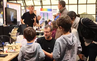 Animation du stand Ifremer au village des sciences du Quartz, à Brest, lors de la Fête de la Science. Exemples d'échantillons de contenus stomacaux de poissons, qui permettent de mieux comprendre les relations trophiques entre les animaux marins.