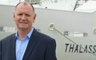 Portrait de Cyrille Le Bris devant le Thalassa, navire de la Flotte océanographique française