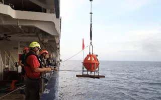 Des sismomètres de fond de mer ont été déployés le long des failles, dont certains resteront en place pour  enregistrer l’activité sismique de la zone au cours des prochains mois.