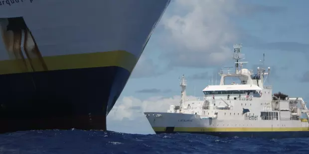 Rencontre fortuite des deux navires amiraux de l'Ifremer en plein milieu de l'Atlantique : l'Atalante en route pour les Antilles a marqué une courte halte aux côtés du Pourquoi pas ?, alors en station au-dessus de la ride médio-Atlantique, dans le cadre de la campagne HERMINE.