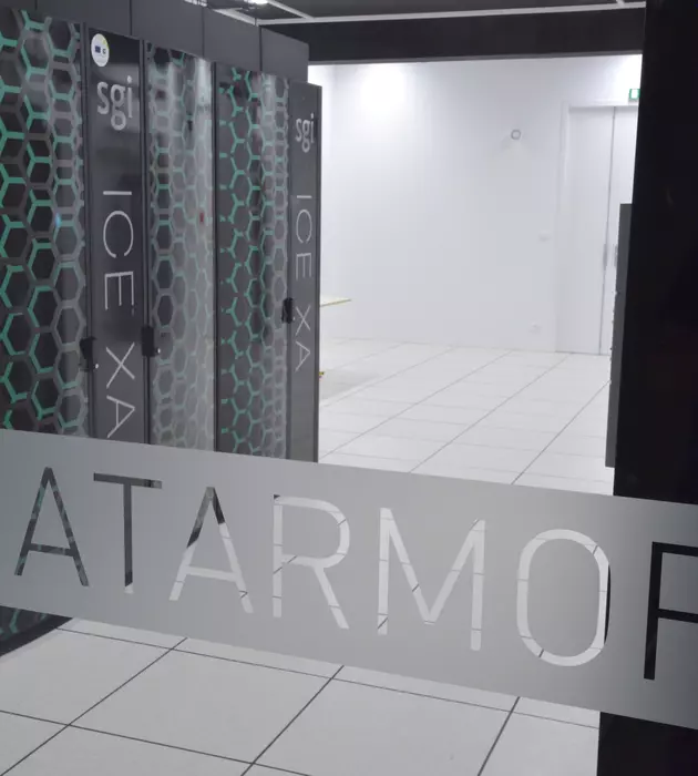 Porte transparente avec le mot "Datarmor" inscrit dessus en gris