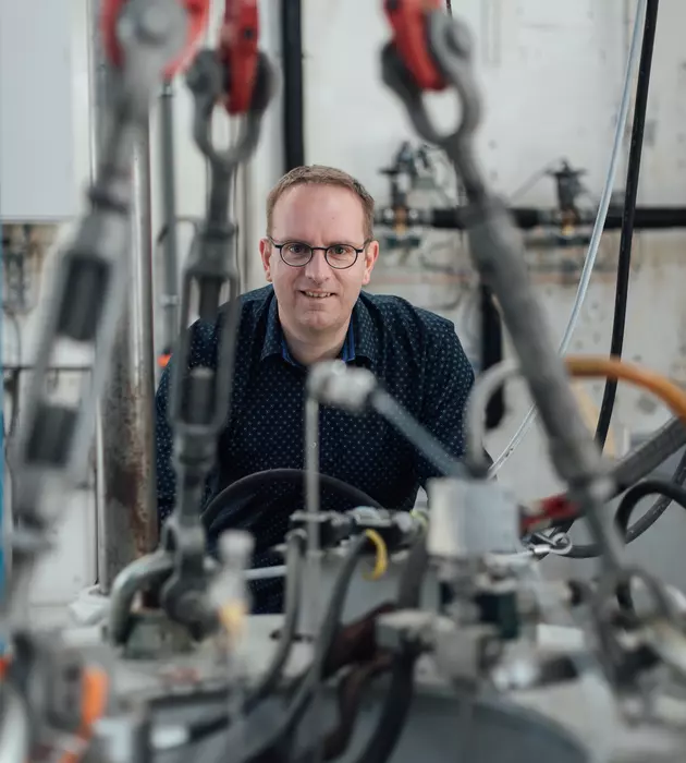 Xavier André, ingénieur recherche et développement à l'Ifremer, dans le laboratoire d'essais hyperbares. Centre Ifremer de Brest, 2022.