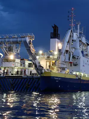 La poupe du Pourquoi pas ? vue de la mer de nuit