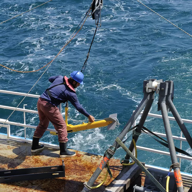 Mise à l'eau d'un sonar à partir du bateau.