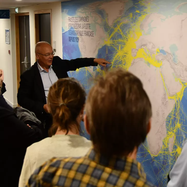 François Houllier en train de présenter une carte à la délégation en visite à l'Ifremer.