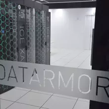 Porte transparente avec le mot "Datarmor" inscrit dessus en gris