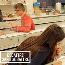 Des élèves de Lycée regardent des documents sur un bureau los d'une séance de travail sur le projet de médiation de l'Ifremer "Débattre sans se battre".