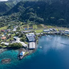 Vue aérienne de la plateforme située en bord de mer