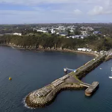 Vue aérienne du site de Brest, il y a une masse de bâtiments à quelques centaines de mètres de la côte et une avancées fine dans la mer