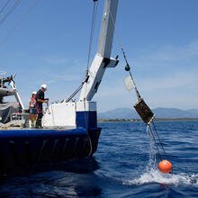 Campagne SuchiMed : après avoir passé deux mois et demi en mer, les 250 poches de moules disséminées dans les eaux côtières de Méditerranée sont récupérées à bord