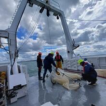 À bord du Côtes de la Manche, les scientifiques ont pu effectuer à la fois des mesures en continu et des échantillonnages ponctuels de plancton dans toute la zone du Parc marin.