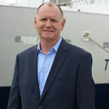 Portrait de Cyrille Le Bris devant le Thalassa, navire de la Flotte océanographique française