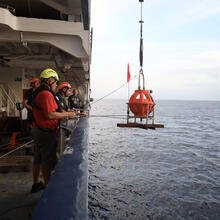 Des sismomètres de fond de mer ont été déployés le long des failles, dont certains resteront en place pour  enregistrer l’activité sismique de la zone au cours des prochains mois.