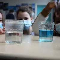 Coline Poppeschi, doctorante à l'Ifremer, avec des jeunes de l’École du Forestou à Brest. Au programme : des expériences sur la densité et les courants océaniques.