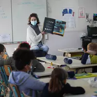 Personne qui présente un livre à une classe.