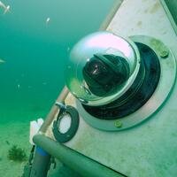 Élément placé au fond de la mer composé d'une caméra pour la surveillance.